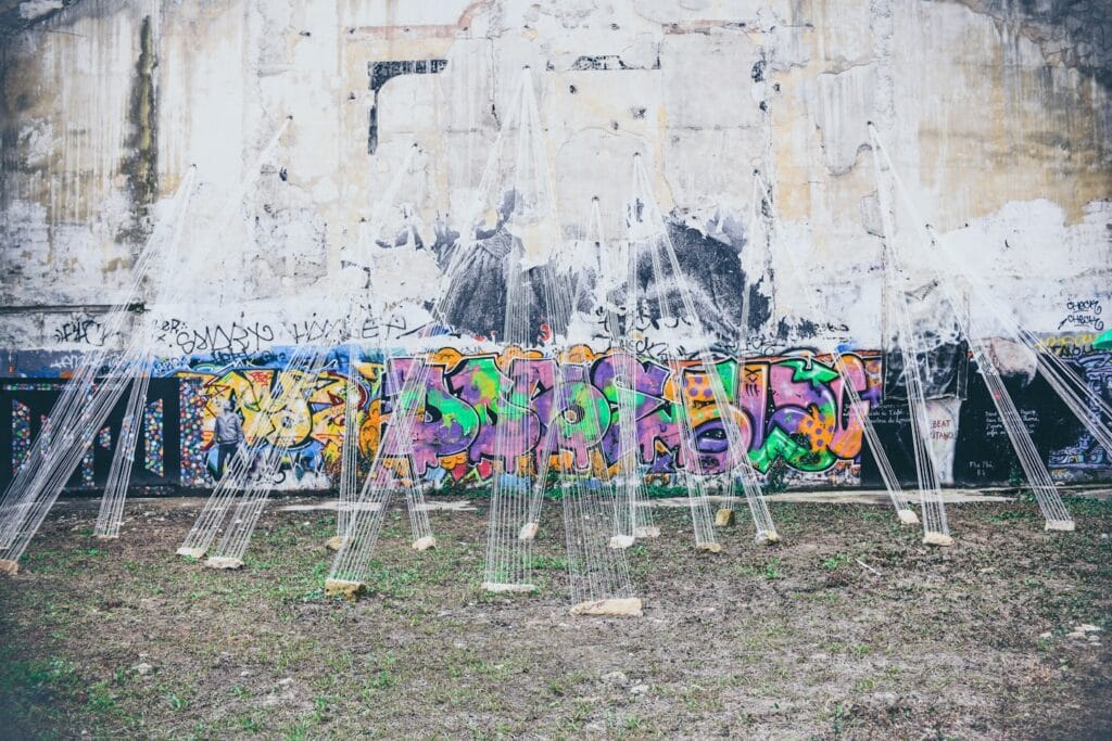 graffitis de couleurs vive sur un mur dans la rue