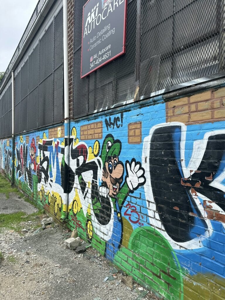 Mur avec des graffitis de mario brosse