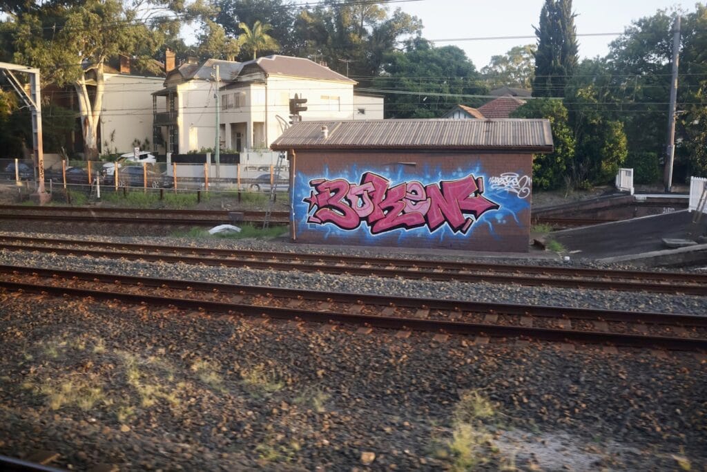 Mur d'une gare remplit de graffitis