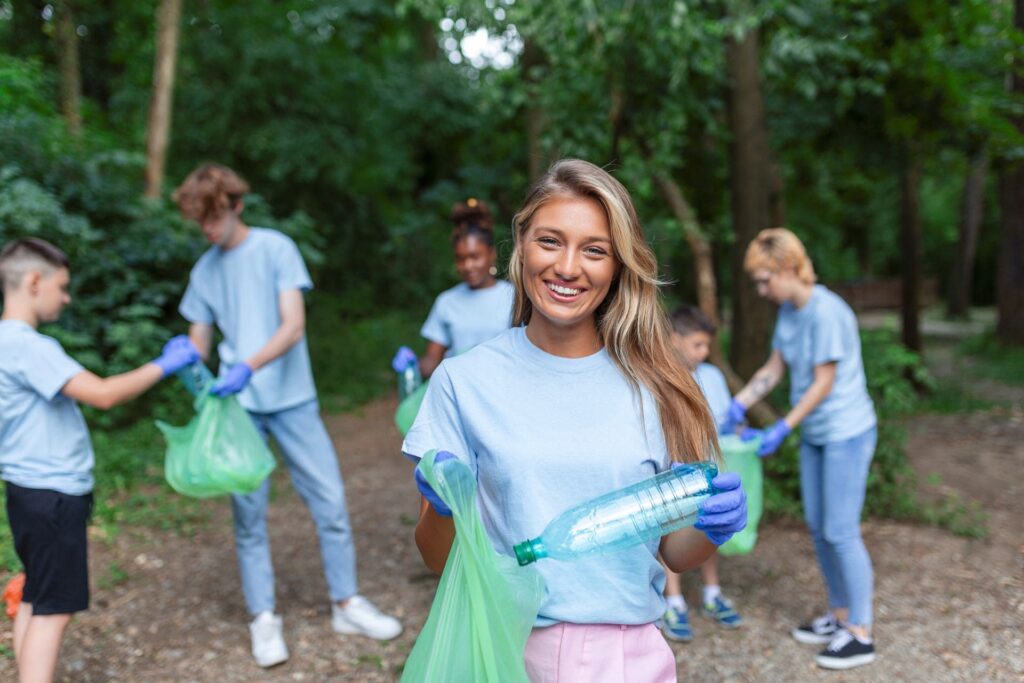L’attribut alt de cette image est vide, son nom de fichier est Une-equipe-de-plusieurs-personnes-habille-enbleu-avec-le-sourire-qui-nettoiedes-dechets-plastique-dans-un-espace-exterieur-avec-des-gants-bleu-et-des-sacs-poubelle-vert-1024x683.jpg.
