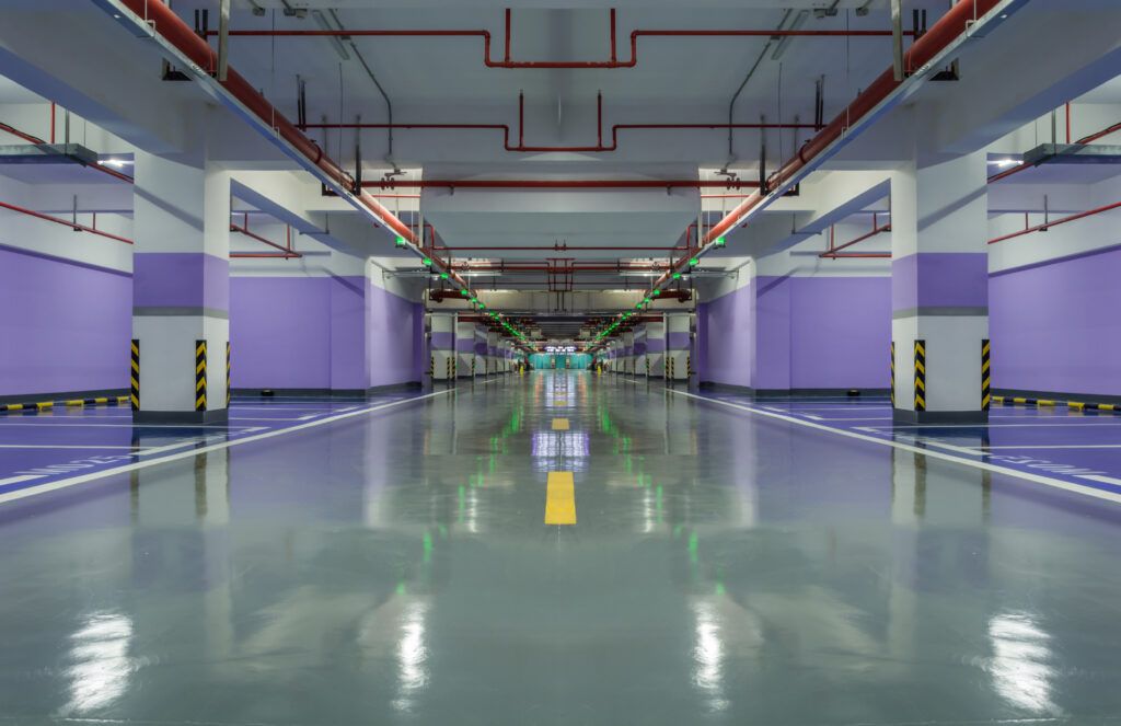 Parking sous terrain propre et brillant