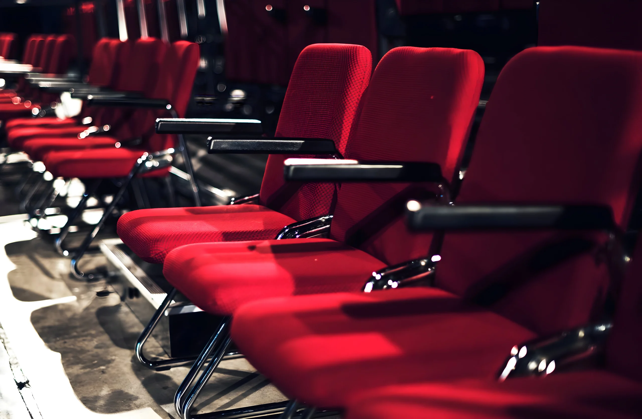 Rangé de siège rouge dans une salle de spectacle